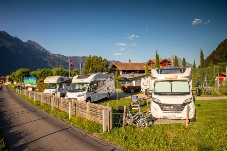 Stellplätze für Wohnwagen & Reisemobile, Parzellen für Zelte | Camping Hobby 3 | Unterseen - Interlaken | Schweiz | Foto: David Birri | Seitenvorschaubild