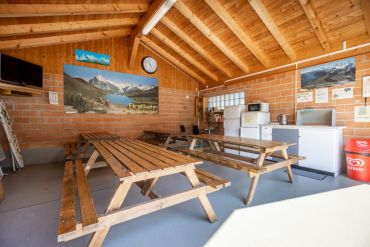Sala de estar con TV | Camping Hobby 3 | Unterseen - Interlaken, Suiza | Foto: David Birri